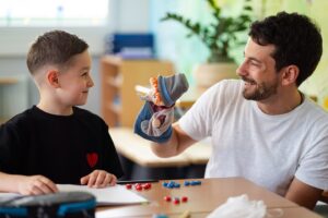 Engagierte Lehrkräfte der B.E.L. Privatschule unterstützen Schüler:innen mit Freude und Motivation.