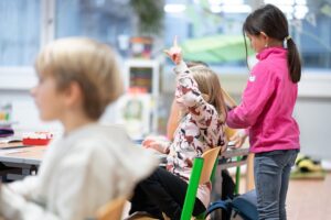 Schüler:innen der B.E.L. Privatschule lernen motiviert und engagiert.