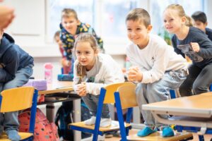 Schüler:innen der B.E.L. Privatschule erleben aktive Lernmomente und entwickeln wichtige Kompetenzen.