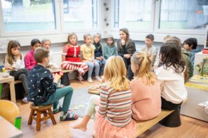 Schüler:innen der B.E.L. lernen Verantwortung zu übernehmen und gemeinsam im Unterricht zu agieren.